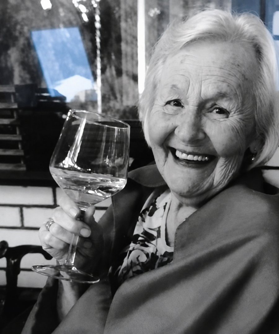 Meine Omi mit einem Glas Wein, lachend